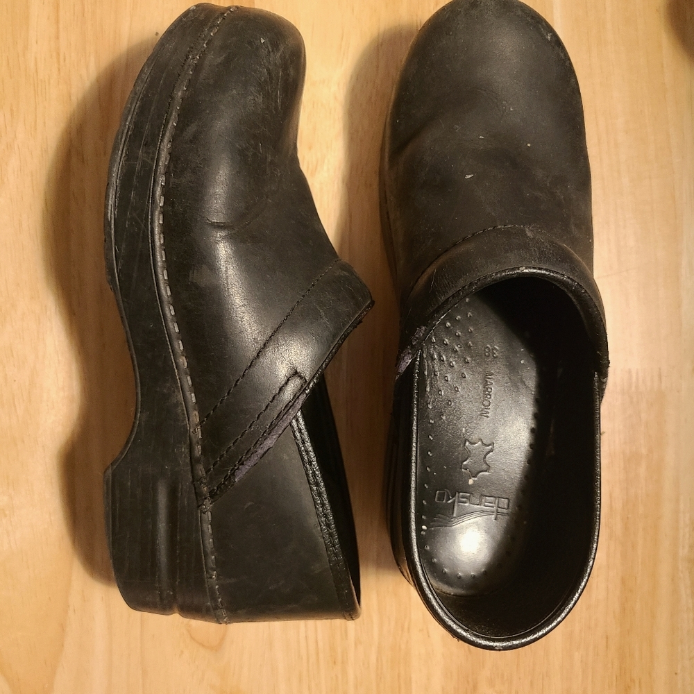 Dansko 38 narrow oiled clogs black